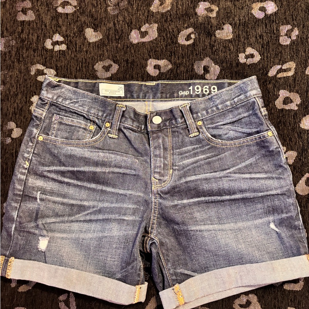 GAP Woman’s “Sexy boyfriend shorts”